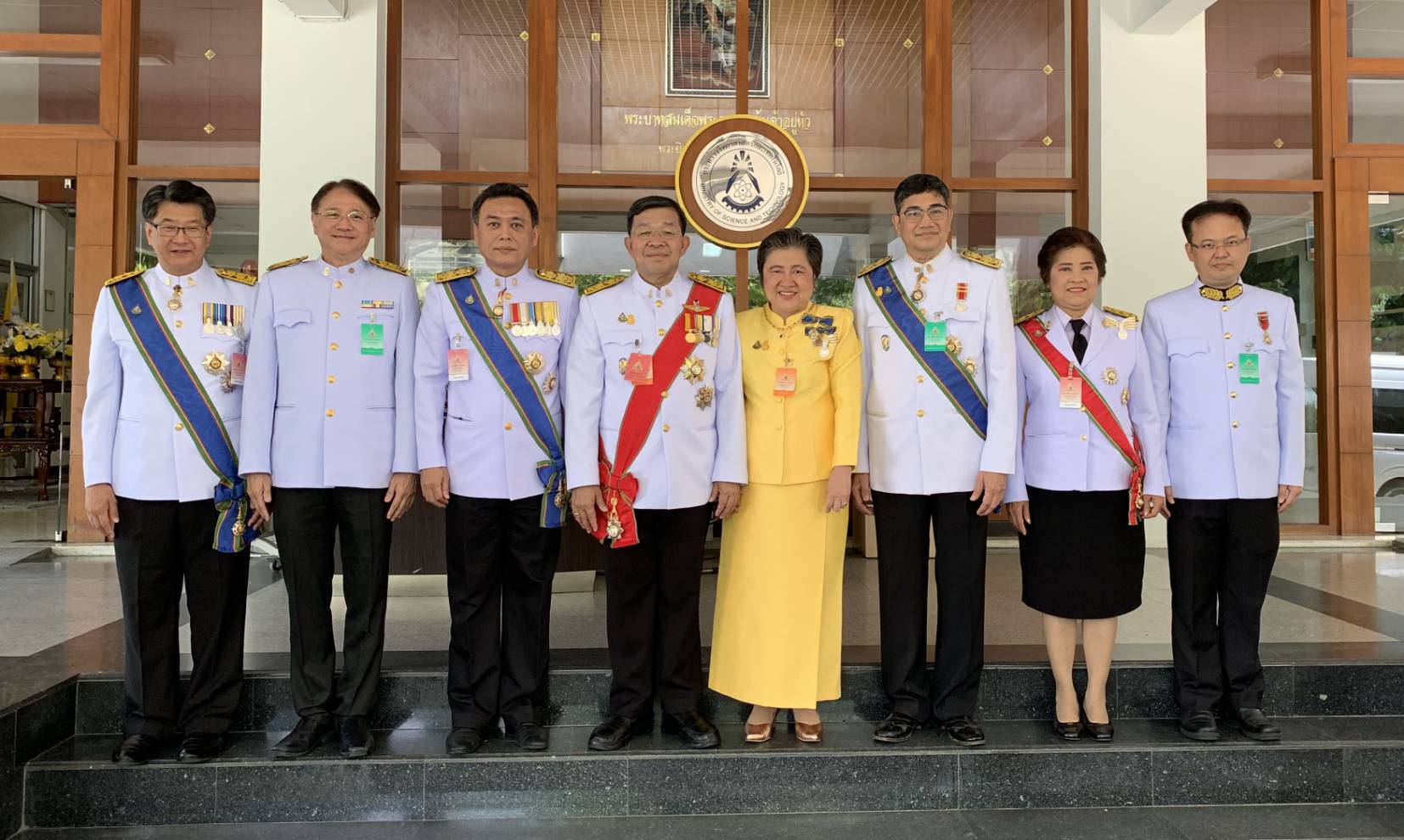 เฝ้าทูลละอองธุลีพระบาทรับเสด็จฯ พระบาทสมเด็จพระเจ้าอยู่หัว เสด็จพระราชดำเนินเลียบพระนคร โดยขบวนพยุหยาตราสถลมารค