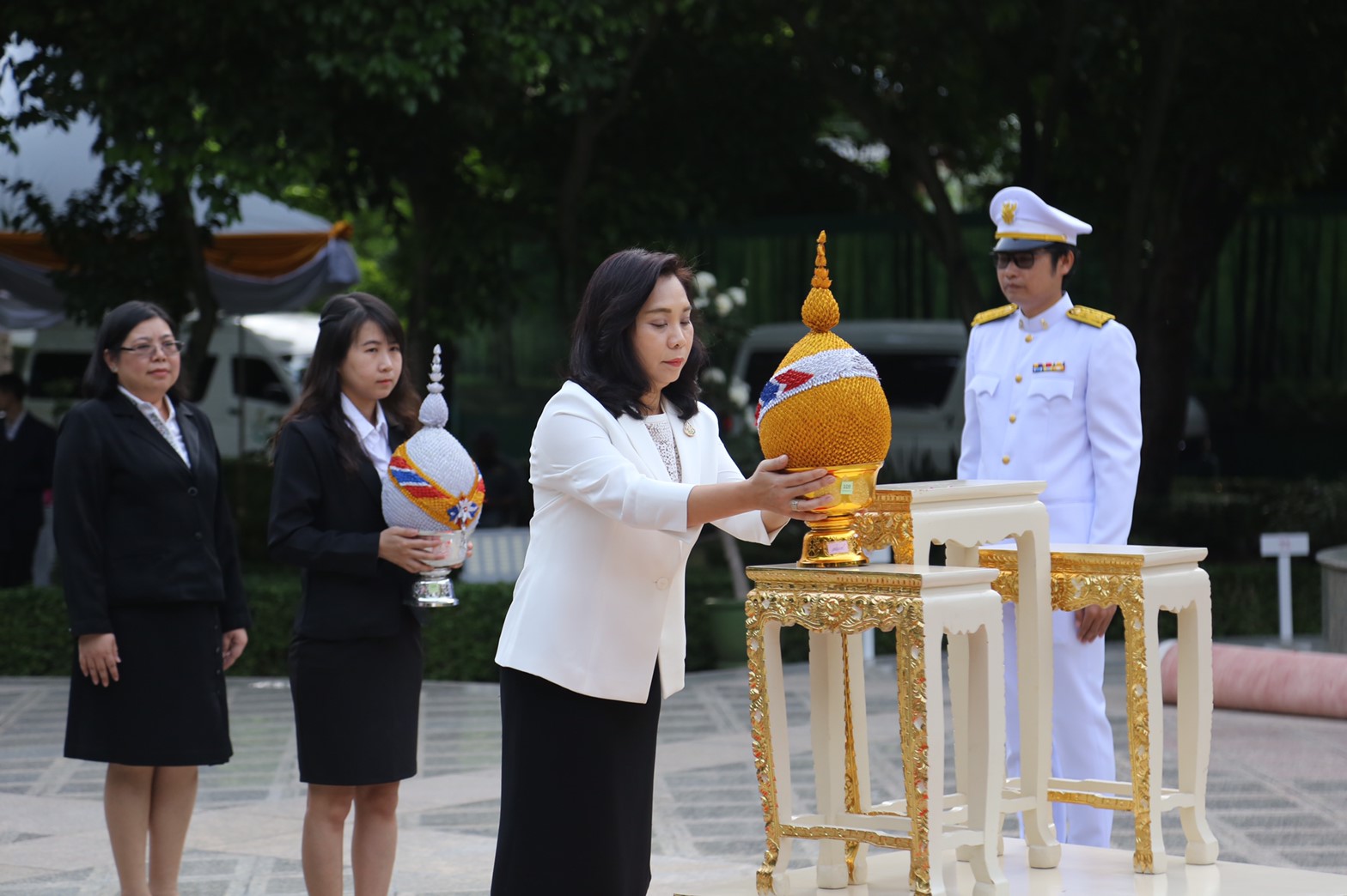 ร่วมวางพุ่มดอกไม้ถวายราชสักการะพระบรมราชานุสาวรีย์พระบาทสมเด็จพระจอมเกล้าเจ้าอยู่หัว เพื่อน้อมรำลึกถึงพระกรุณาธิคุณในฐานะทรงเป็น “พระบิดาแห่งวิทยาศาสตร์ไทย”