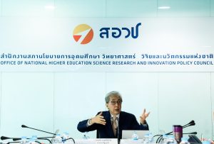 สภานโยบาย เจาะลึกงบลงทุน ววน. 24,645 ล้านบาท มั่นใจใช้อย่างคุ้มค่า ต่อยอดสู่การปรับโครงสร้างเศรษฐกิจและสังคมของประเทศให้ทันกับการเปลี่ยนแปลงทุกมิติ ด้าน “สมคิด” จี้ อว. เร่งถกมหาวิทยาลัยทุกสัปดาห์ ขับเคลื่อนแผนงานสู่ชุมชนอย่างแท้จริง ชี้หมดเวลาวิจัยแข่งแย่งทำผลงาน ขอให้ร่วมมือกันทำงานเพื่อประเทศ ขณะที่แผนการอุดมศึกษา ผ่านฉลุย เคาะกรอบวงเงินงบประมาณเพื่อพัฒนาความเป็นเลิศของสถาบันอุดมศึกษาฯ 10,250 ล้านบาท พร้อมแต่งตั้ง รศ. ศักรินทร์ ภูมิรัตน เป็นประธานกรรมการพิจารณางบประมาณด้านการอุดมศึกษา ประจำปีงบ 64