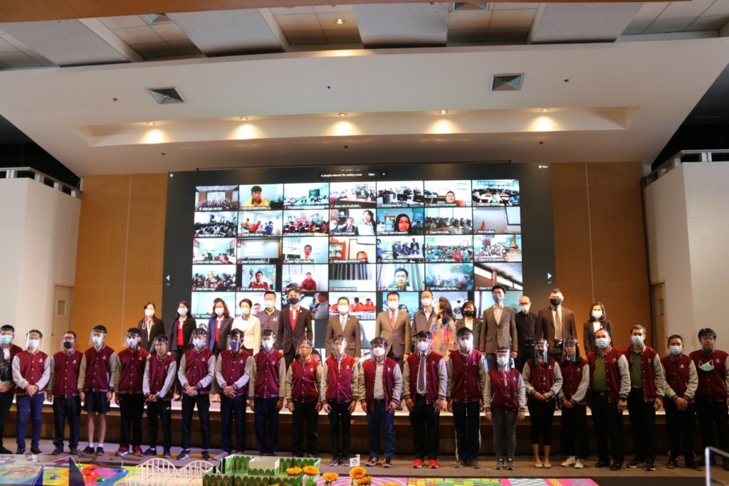 A group of people posing for a photo Description automatically generated with medium confidence