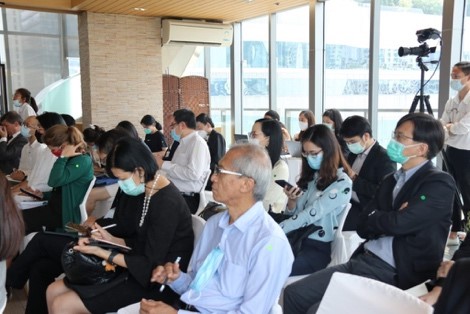 A group of people sitting in a room Description automatically generated with low confidence