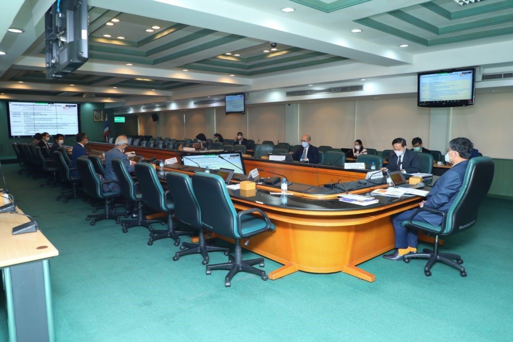 A group of people sitting at tables Description automatically generated with low confidence