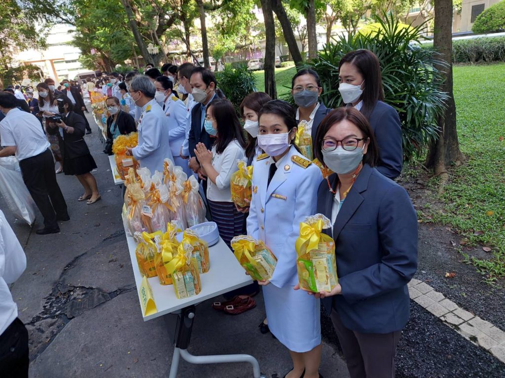 สอวช. ร่วมพิธีทำบุญตักบาตรถวายพระราชกุศล น้อมรำลึกวันคล้ายวันสวรรคต ในหลวง ร.9